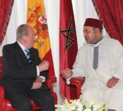 Su Majestad el Rey conversa con Su Majestad el Rey Mohamed VI